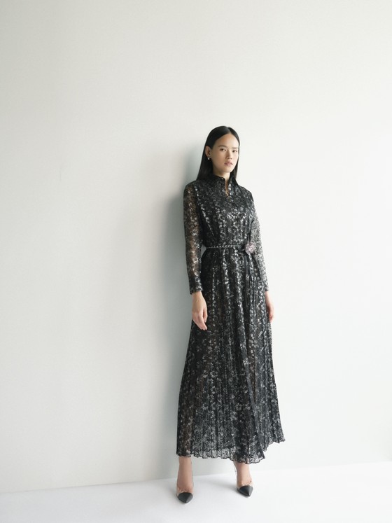 Người mẫu Tuyết Lan 'high fashion' trong bộ sưu tập dành riêng cho quý cô công sở ảnh 2
