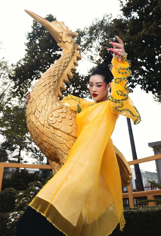 Hoa hậu Khánh Vân khoe sắc với áo dài những ngày đầu năm mới ảnh 4