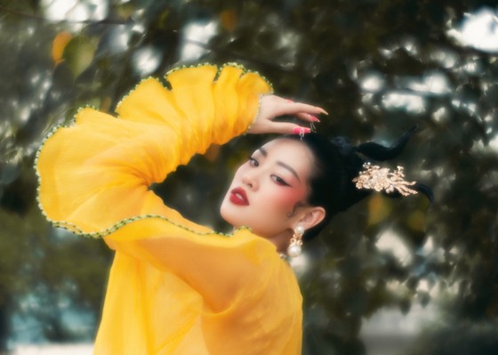 Hoa hậu Khánh Vân khoe sắc với áo dài những ngày đầu năm mới ảnh 5