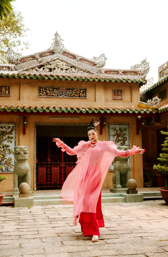 Hoa hậu Khánh Vân khoe sắc với áo dài những ngày đầu năm mới ảnh 8