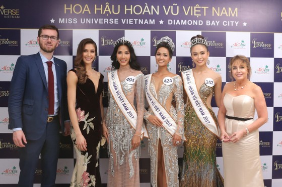 Lần đầu tiên 3 Miss Universe cùng dự chung kết Hoa hậu Hoàn vũ Việt Nam 2022 ảnh 3