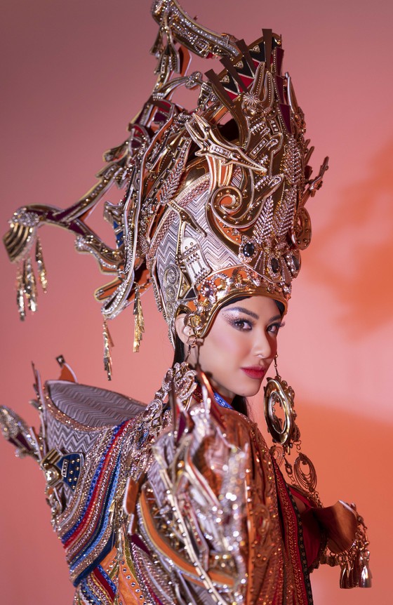 'Hùng ca biển cả' là trang phục dân tộc Kim Duyên mang đến Miss Supranational 2022 ảnh 4