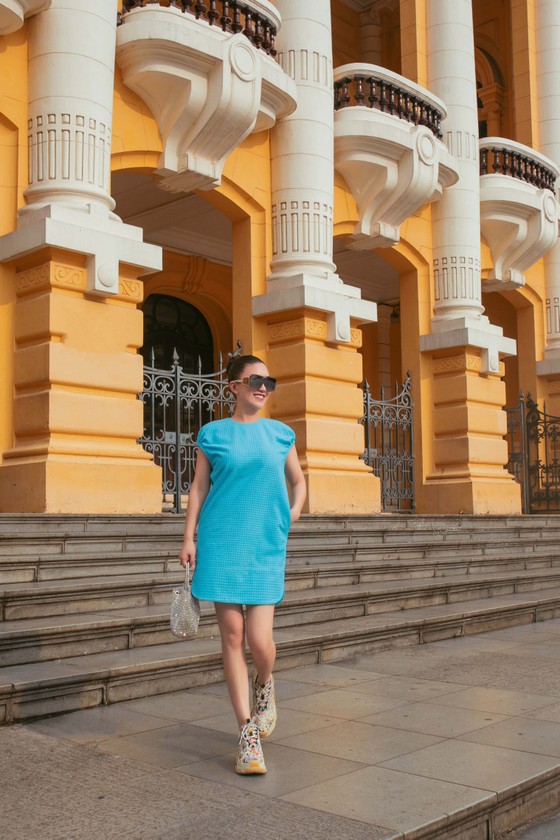 'Bộ đôi phù thủy sắc màu' gợi ý trang phục dạo phố mùa thu ảnh 1