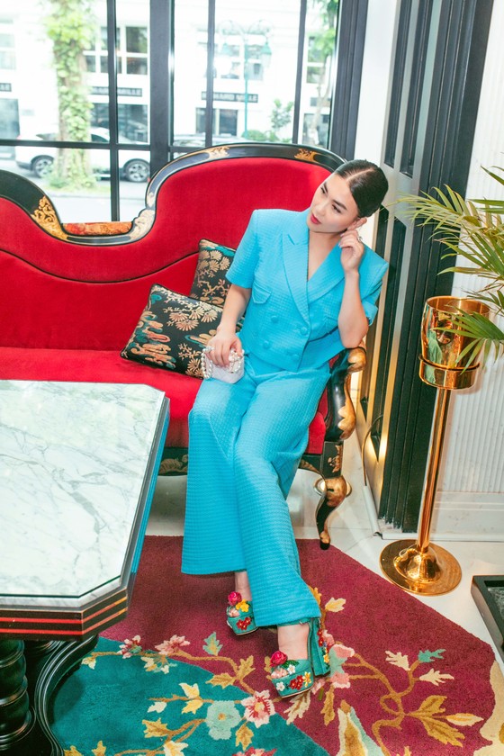 'Bộ đôi phù thủy sắc màu' gợi ý trang phục dạo phố mùa thu ảnh 2