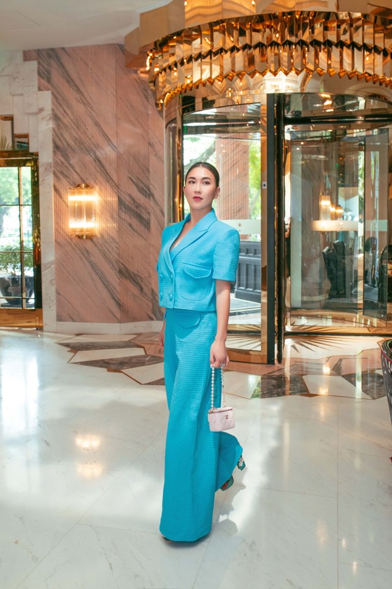 'Bộ đôi phù thủy sắc màu' gợi ý trang phục dạo phố mùa thu ảnh 4