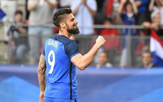 Olivier Giroud tỏa sáng trong chiến thắng của Pháp trước Paraguay. Ảnh: Daily Mail