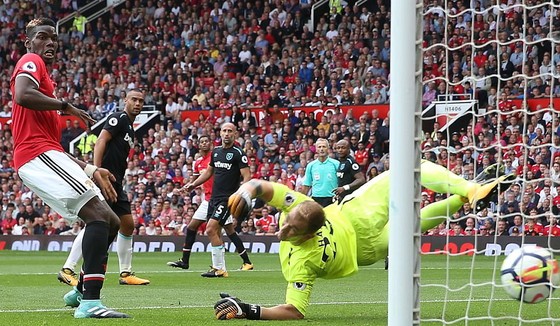 Man.United đè bẹp West Ham 4 - 0, Tottenham thắng Newcastle 2 - 0 ảnh 1