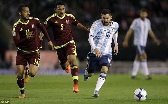 Messi trước sự đeo bám của các hậu vệ Venezuela. Ảnh: AP