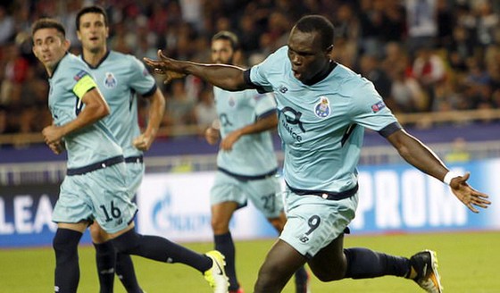 Tiền đạo Vincent Aboubakar (số 9, Porto) lập cú đúp vào lưới Monaco. Ảnh: AP