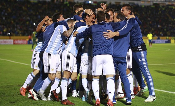 Messi lập hat-trick giúp Argentina đoạt vé dự World Cup 2018 ảnh 1