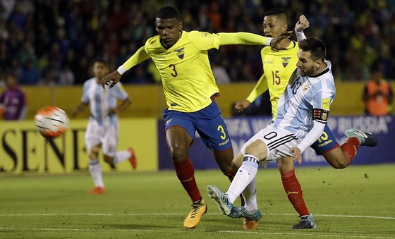 Messi (phải) ghi bàn ấn định chiến thắng 3 - 1 cho Argentina. Ảnh: AP