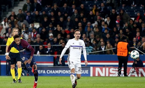 Neymar (trái) ghi bàn nâng tỷ số lên 2 - 0 cho Paris Saint Germain