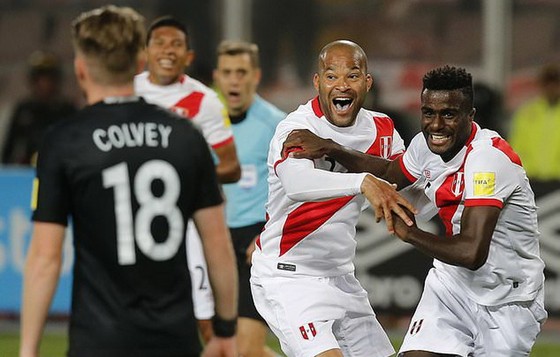 Christian Guillermo Ramos (phải) vui mừng sau khi ghi bàn vào lưới New Zealand, ấn định chiến thắng 2 - 0 cho Peru