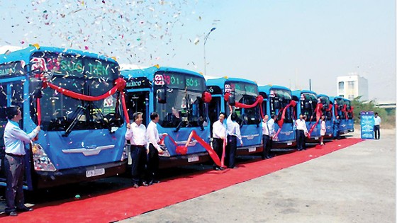 Xe buýt - “giải pháp chọn” nhằm giảm ùn tắc giao thông ảnh 1