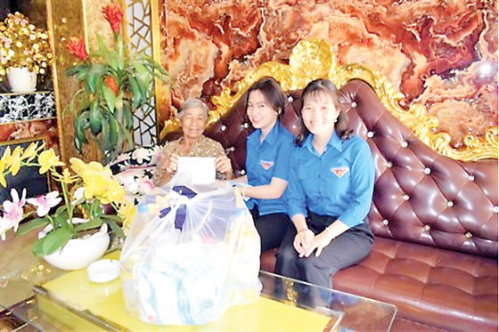 Chi đoàn Công ty XSKT Đồng Tháp thăm và tặng quà mẹ Việt Nam anh hùng nhân Ngày Thương binh Liệt sĩ 27-7 ảnh 1