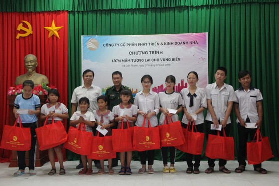 HDTC tổ chức chương trình viếng thăm nghĩa trang Liệt sĩ và hỗ trợ ngư dân vươn khơi bám biển tại huyện Cần Giờ ảnh 4