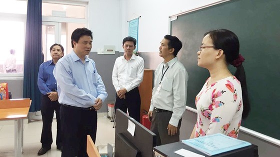 Thứ trưởng Bộ GD-ĐT Nguyễn Hữu Độ làm việc tại TPHCM về dự thảo chương trình phổ thông mới ảnh 3