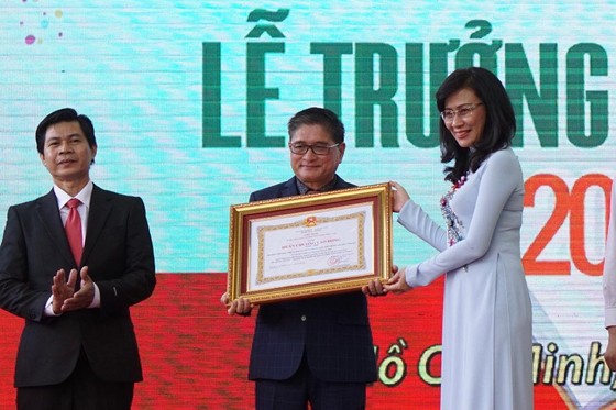 Trường Tiểu học, THCS, THPT Trương Vĩnh Ký đón nhận Huân chương Lao động hạng Nhì ảnh 1
