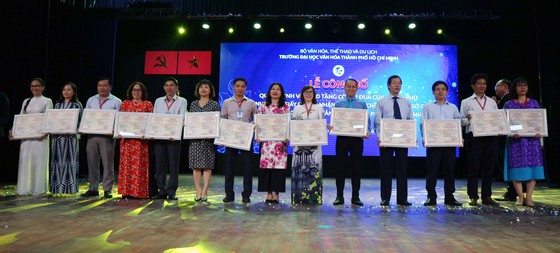 Trường Đại học Văn hóa TPHCM nhận cờ thi đua của Chính phủ và chứng nhận kiểm định chất lượng giáo dục ảnh 3