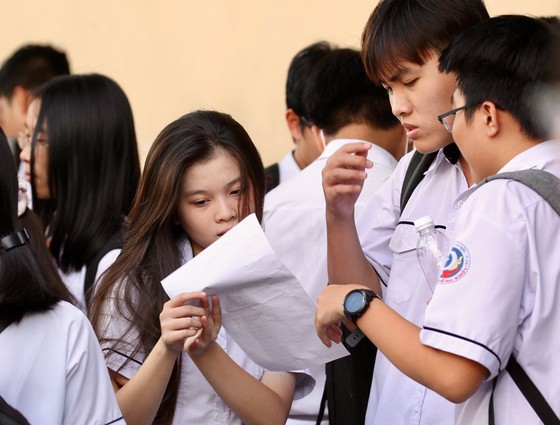 TPHCM: Đề thi môn Ngoại ngữ được đánh giá khá dễ, thí sinh chỉ mất 20 phút để hoàn thành ảnh 2