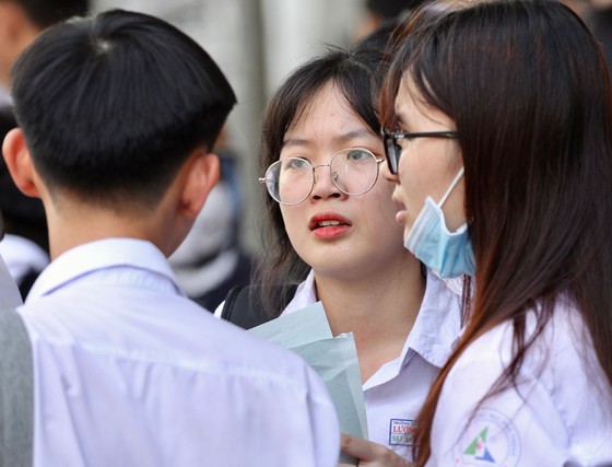 TPHCM: Đề thi môn Ngoại ngữ được đánh giá khá dễ, thí sinh chỉ mất 20 phút để hoàn thành ảnh 1