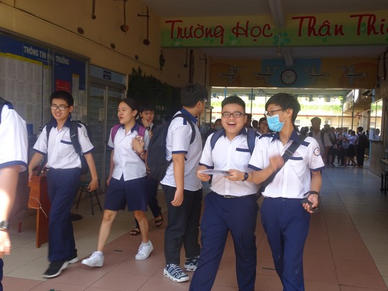Thí sinh TPHCM “than khó” với đề thi môn Toán tuyển sinh lớp 10 ảnh 1