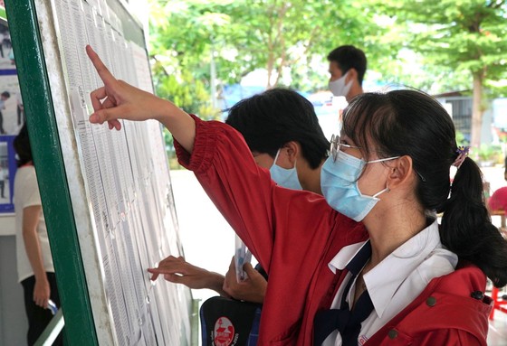 Thí sinh TPHCM có mặt sớm, phấn khởi làm thủ tục dự thi tốt nghiệp THPT ảnh 5