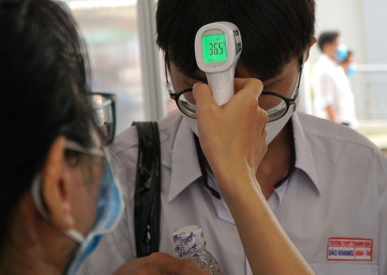 Thí sinh TPHCM có mặt sớm, phấn khởi làm thủ tục dự thi tốt nghiệp THPT ảnh 7