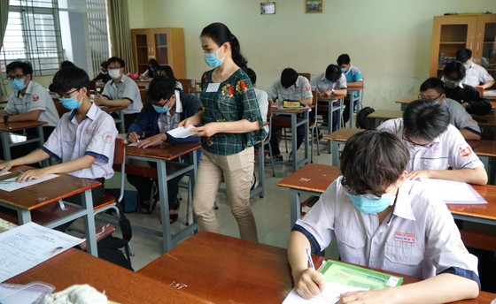 Thí sinh TPHCM có mặt sớm, phấn khởi làm thủ tục dự thi tốt nghiệp THPT ảnh 8