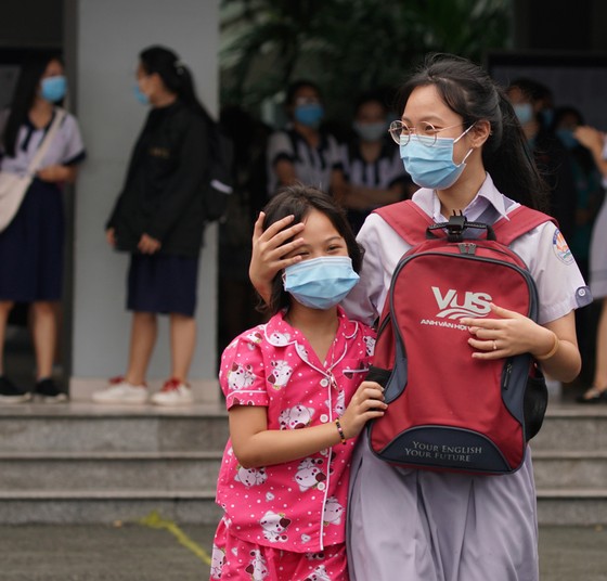 TPHCM: Thí sinh than khó với Lịch sử và Sinh học, thở phào với môn Địa lý và Giáo dục công dân ảnh 1