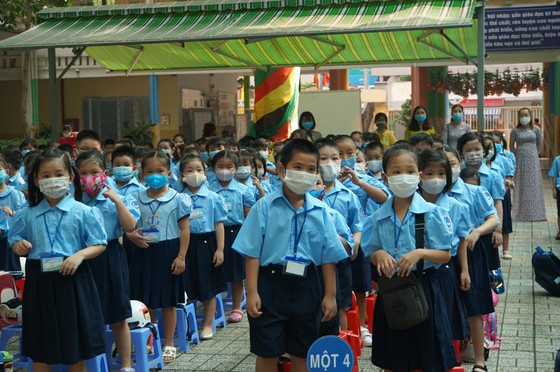 TPHCM: Học sinh lớp 1 phấn khởi trong ngày tựu trường năm học mới ảnh 2