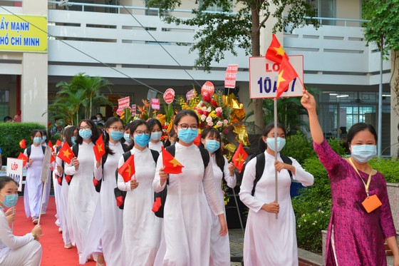 Chủ tịch UBND TPHCM Nguyễn Thành Phong dự lễ khai giảng tại Trường THPT Mạc Đĩnh Chi ảnh 16