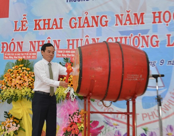 Chủ tịch UBND TPHCM Nguyễn Thành Phong dự lễ khai giảng tại Trường THPT Mạc Đĩnh Chi ảnh 17