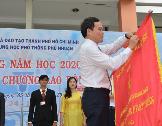 Chủ tịch UBND TPHCM Nguyễn Thành Phong dự lễ khai giảng tại Trường THPT Mạc Đĩnh Chi ảnh 13