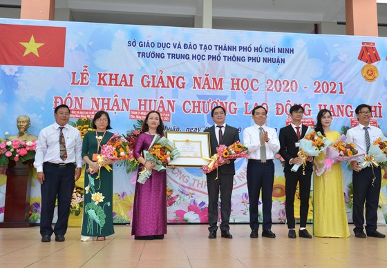 Chủ tịch UBND TPHCM Nguyễn Thành Phong dự lễ khai giảng tại Trường THPT Mạc Đĩnh Chi ảnh 14