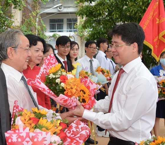 Chủ tịch UBND TPHCM Nguyễn Thành Phong dự lễ khai giảng tại Trường THPT Mạc Đĩnh Chi ảnh 15