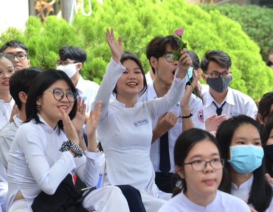 Chủ tịch UBND TPHCM Nguyễn Thành Phong dự lễ khai giảng tại Trường THPT Mạc Đĩnh Chi ảnh 12