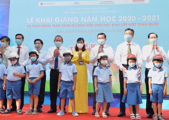 Phó Thủ tướng Thường trực Trương Hòa Bình phát động 'Tháng cao điểm an toàn giao thông cho học sinh đến trường' ảnh 3