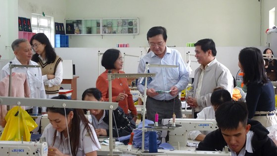 Ngành giáo dục TPHCM hỗ trợ 100 triệu đồng cho Trung tâm nuôi dạy trẻ khuyết tật Võ Hồng Sơn ảnh 1