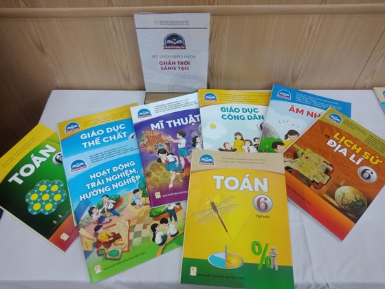TPHCM: Đảm bảo cung ứng đủ SGK cho 100% học sinh trước khi bắt đầu năm học mới ảnh 1