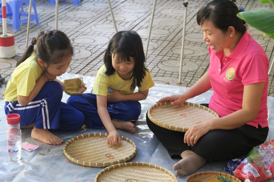 Sôi nổi các hoạt động trải nghiệm của học sinh khối 1 qua ngày hội 'Một thoáng quê hương' ảnh 6