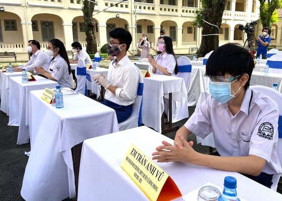 Lễ khai giảng đặc biệt với nhiều xúc động tại Trường THPT chuyên Lê Hồng Phong ảnh 4