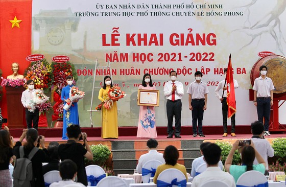 Lễ khai giảng đặc biệt với nhiều xúc động tại Trường THPT chuyên Lê Hồng Phong ảnh 6