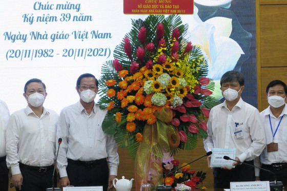 Lãnh đạo TPHCM thăm và chúc mừng Sở GD-ĐT TP nhân kỷ niệm Ngày Nhà giáo Việt Nam 20-11 ảnh 1