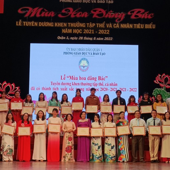 Quận 1 tuyên dương và khen thưởng 1.566 học sinh và giáo viên có thành tích nổi bật ảnh 1