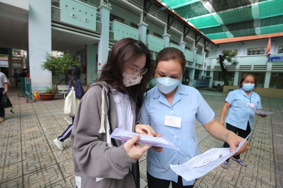 TPHCM: Nhiều thí sinh mang theo vật dụng cá nhân trong ngày làm thủ tục đầu tiên thi tốt nghiệp THPT ảnh 1