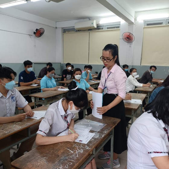 TPHCM: Nhiều thí sinh mang theo vật dụng cá nhân trong ngày làm thủ tục đầu tiên thi tốt nghiệp THPT ảnh 7