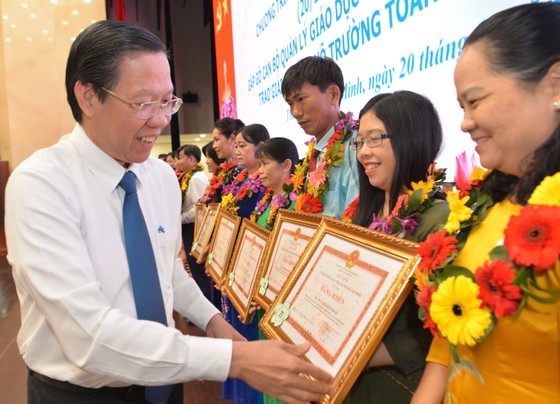 Lãnh đạo TPHCM gặp gỡ 636 nhà giáo tiêu biểu nhân kỷ niệm 40 năm Ngày Nhà giáo Việt Nam  ảnh 7