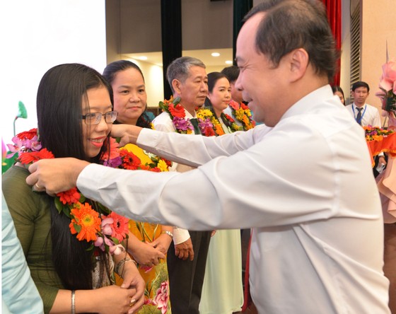 Lãnh đạo TPHCM gặp gỡ 636 nhà giáo tiêu biểu nhân kỷ niệm 40 năm Ngày Nhà giáo Việt Nam  ảnh 10