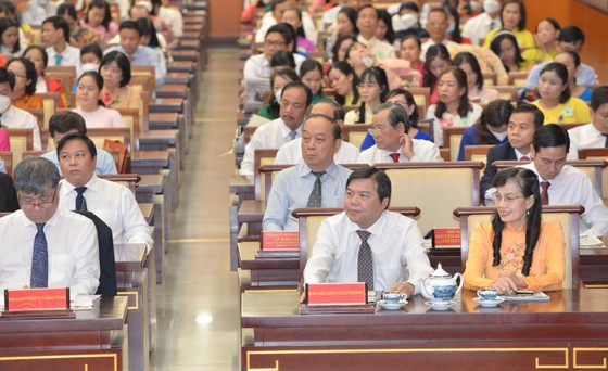Lãnh đạo TPHCM gặp gỡ 636 nhà giáo tiêu biểu nhân kỷ niệm 40 năm Ngày Nhà giáo Việt Nam  ảnh 4